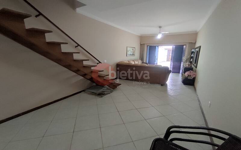 Casa à venda com 2 quartos, 120m² - Foto 2